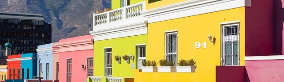 Straat met gekleurde huizen in Zuid-Afrika. Blauw, rood, roze, geel en oranje huis.