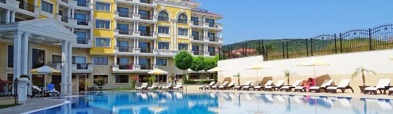 Resort in Bulgarije. Zwembad met ligstoelen.
