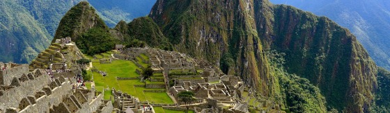 Header afbeelding van bovenaanzicht Machu Pichu in Peru. Strak blauwe lucht.