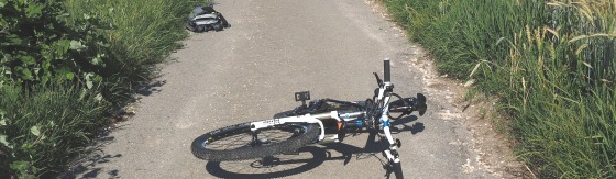 Foto gevallen fiets op fietspad