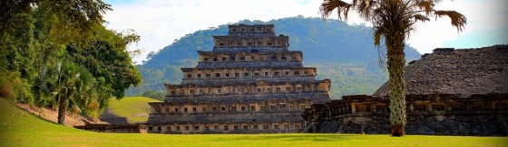 Maya Tempel Mexico. Naast de tempel staan aan beide zijden palmbomen en staan op gras.