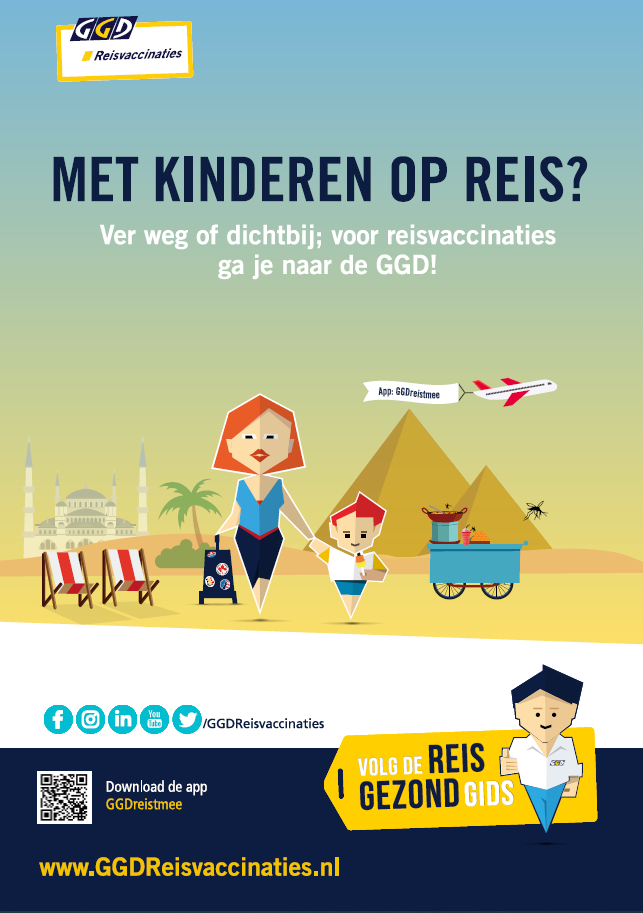 Poster. Met kinderen op reis? Ver weg of dichtbij? Voor reisvaccinaties ga je naar de GGD! Afbeelding van een moeder met kind voor piramides. Logo GGDReisvaccinaties en verwijzing naar de website www.ggdreisvaccinaties.nl en een QR code om de ggdreistmee app te downloaden.
