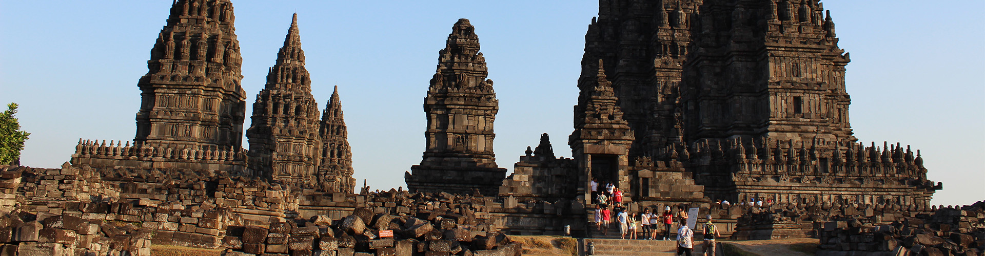 Header afbeelding van borobudur met een groep toeristen voor de tempel