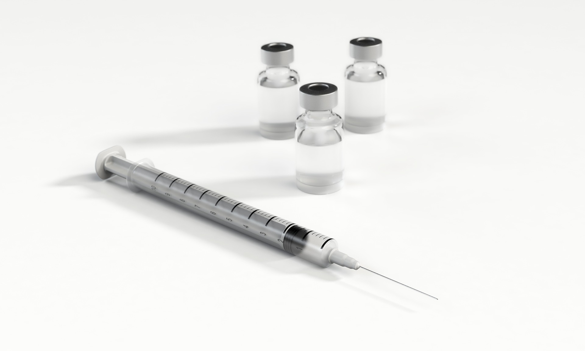 Afbeelding van een liggen injectienaald met 3 ampullen