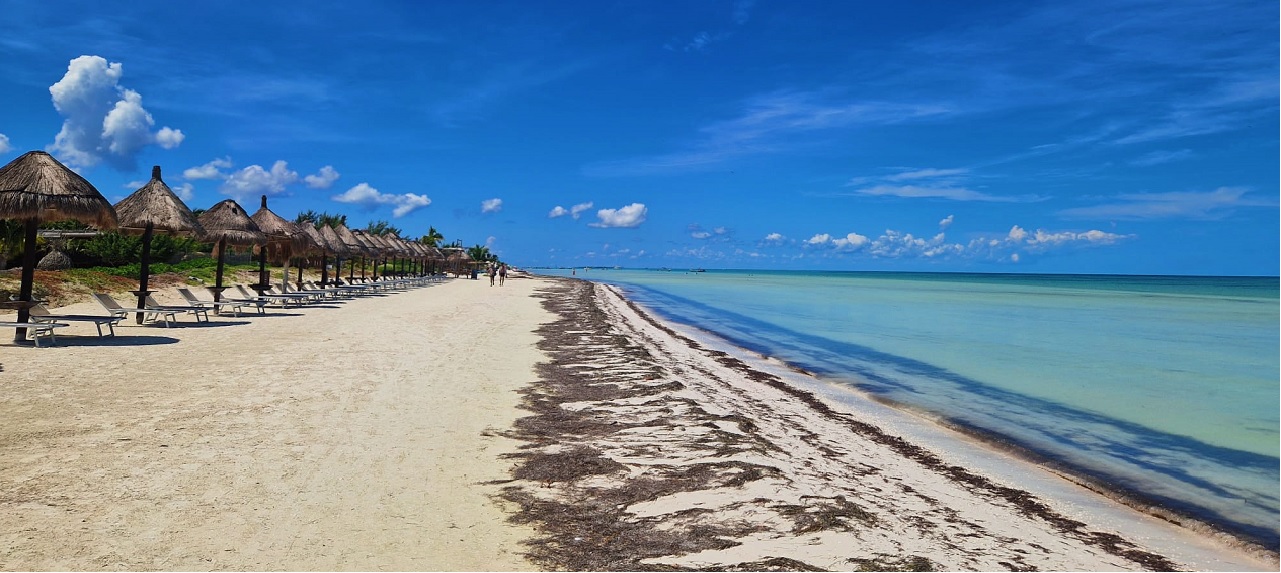 Zandstrand Mexico met rieten parasols