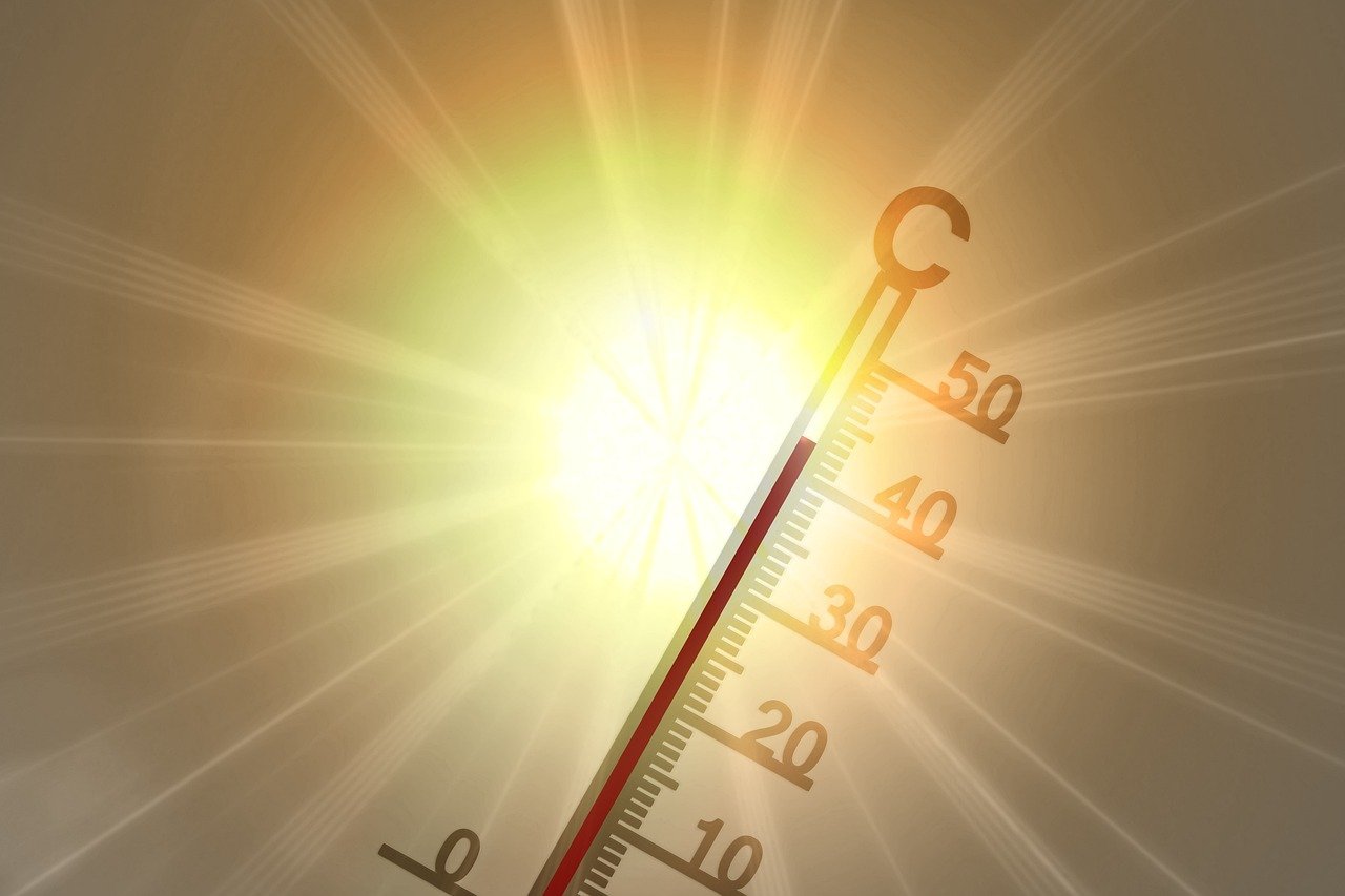 Hitte in de zomer - zon en thermometer